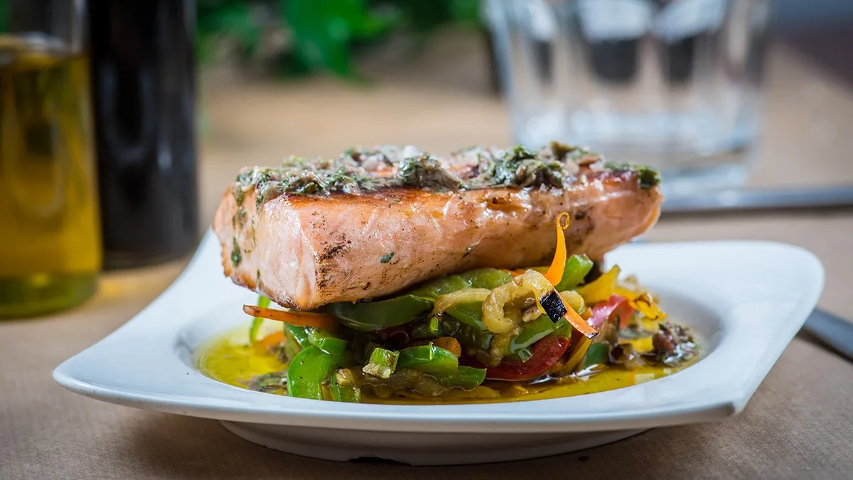 Salmon con verduras salteadas y salsa de alcaparras