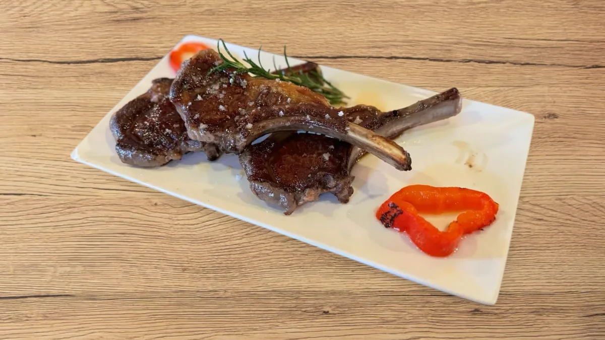 Solomillo de cordero con ensalada mixta