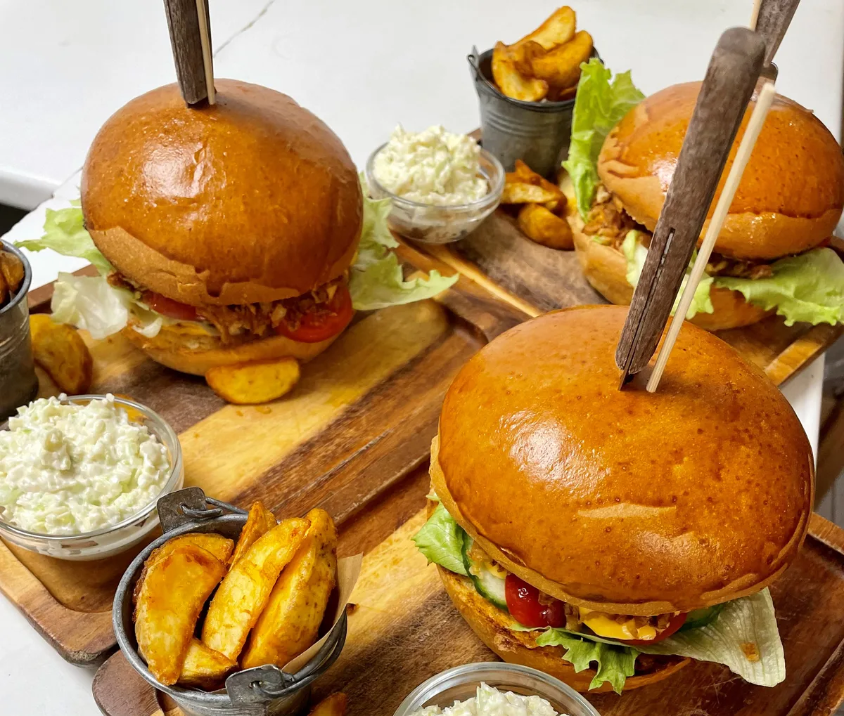 Húsleves cérnametélttel + Sajtburger steakburgonyával és káposztasalátával