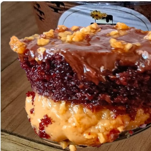 Bolo de Chocolate com Doce de Leite e Cr