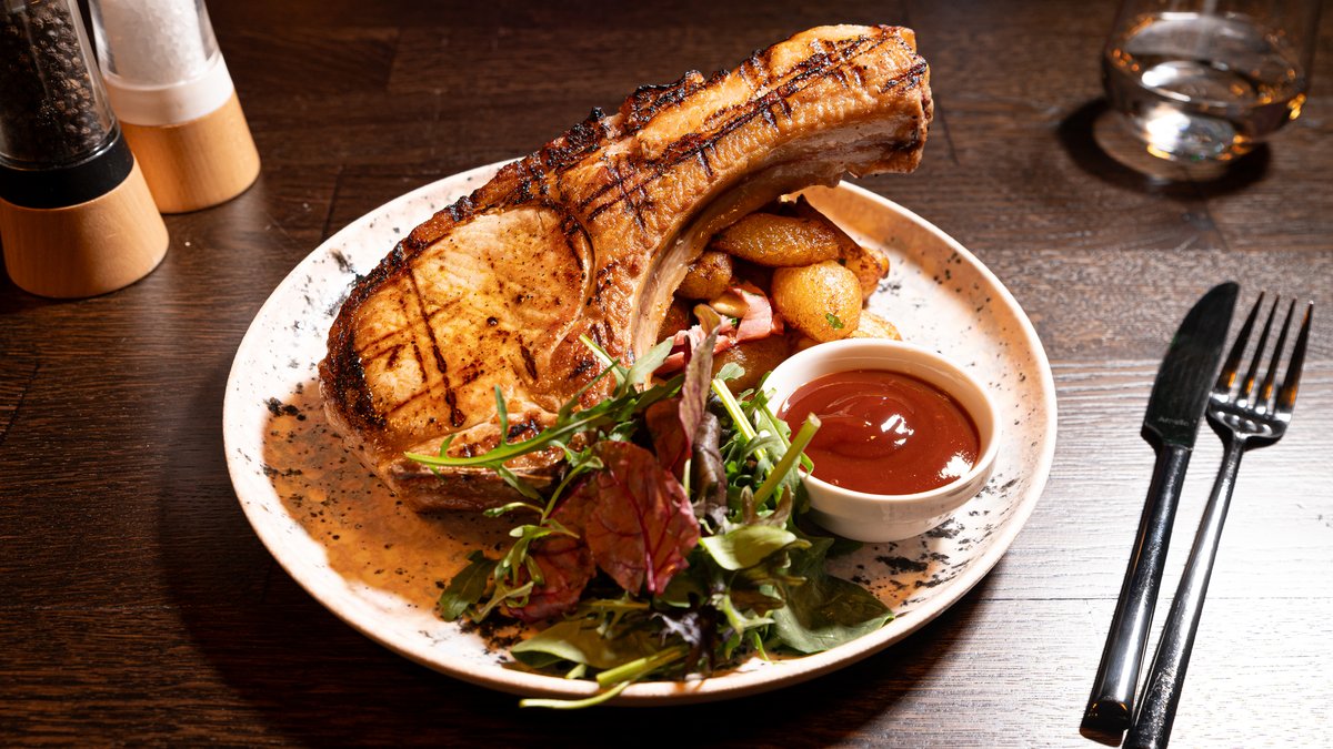 Pork chops la grill cu cartofi rustici