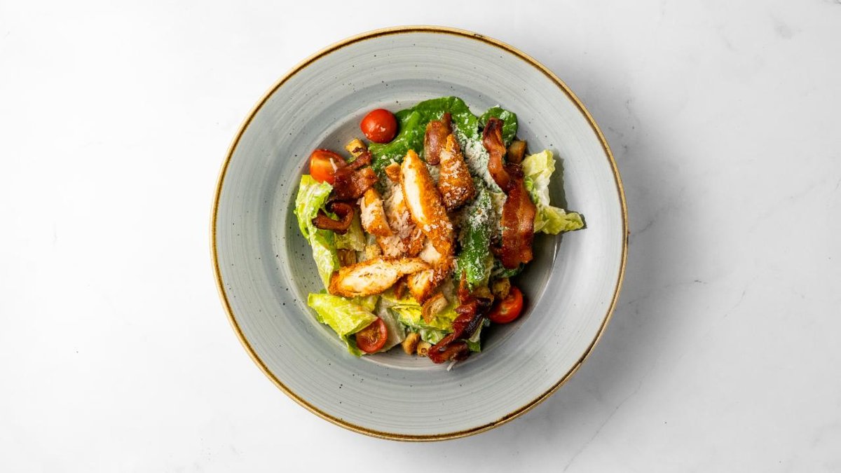 Caesar med kyckling och bacon