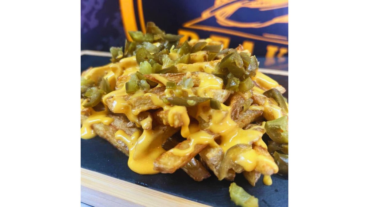 CARTOFI PRĂJIȚI CU SOS CHEDDAR and JALAPEÑOS