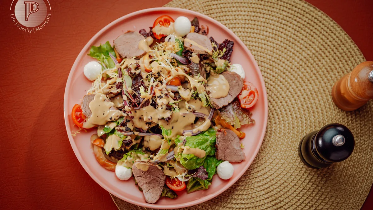 Beef салат с сыром Моцарелла и опятами