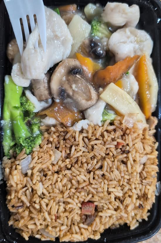 Snow White Chicken (Moo Goo Gai Pan)
