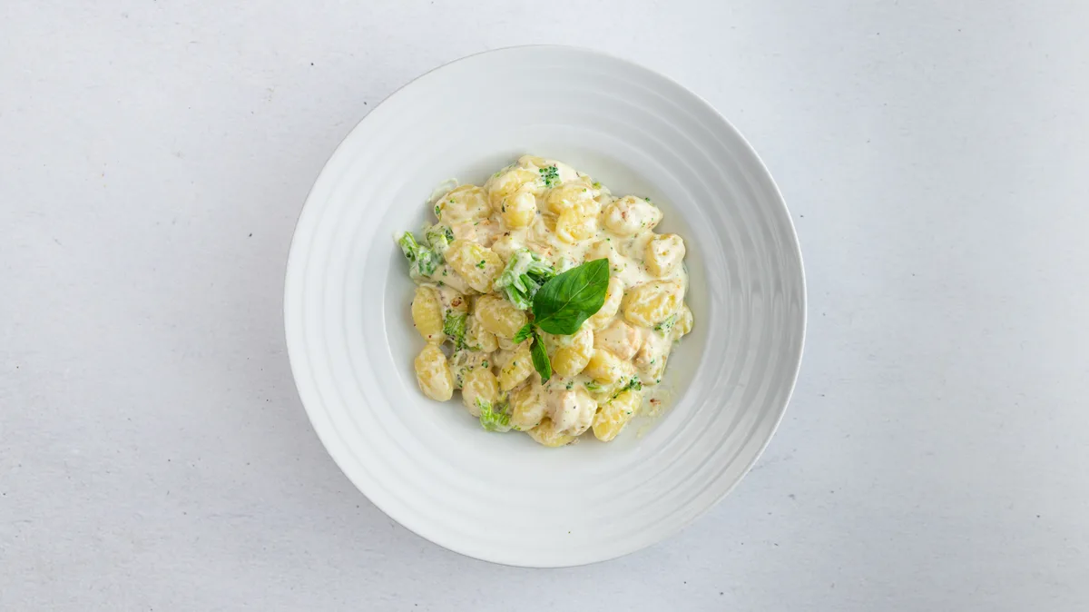 Gnocchi so syrovou omáčkou, kuracím mäskom a kukuričkou