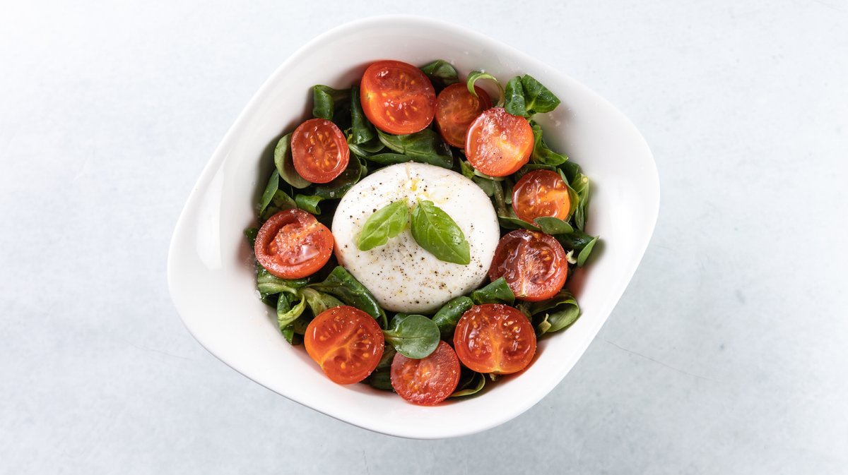 Insalata con burrata e prosciutto crudo
