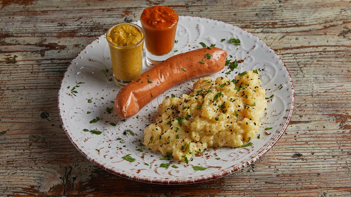 Käsekrainer Mit Kartoffelsalat, Senf und Brot