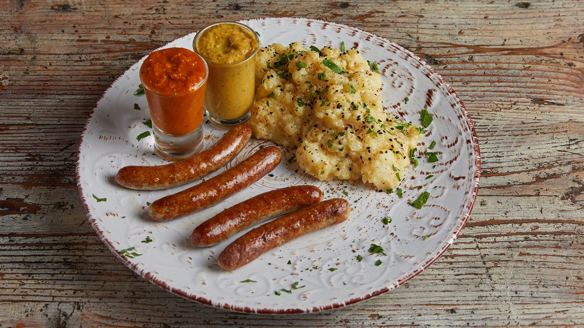 Νürnberger Βratwürste μit κartoffelsalat, Senf und Brot