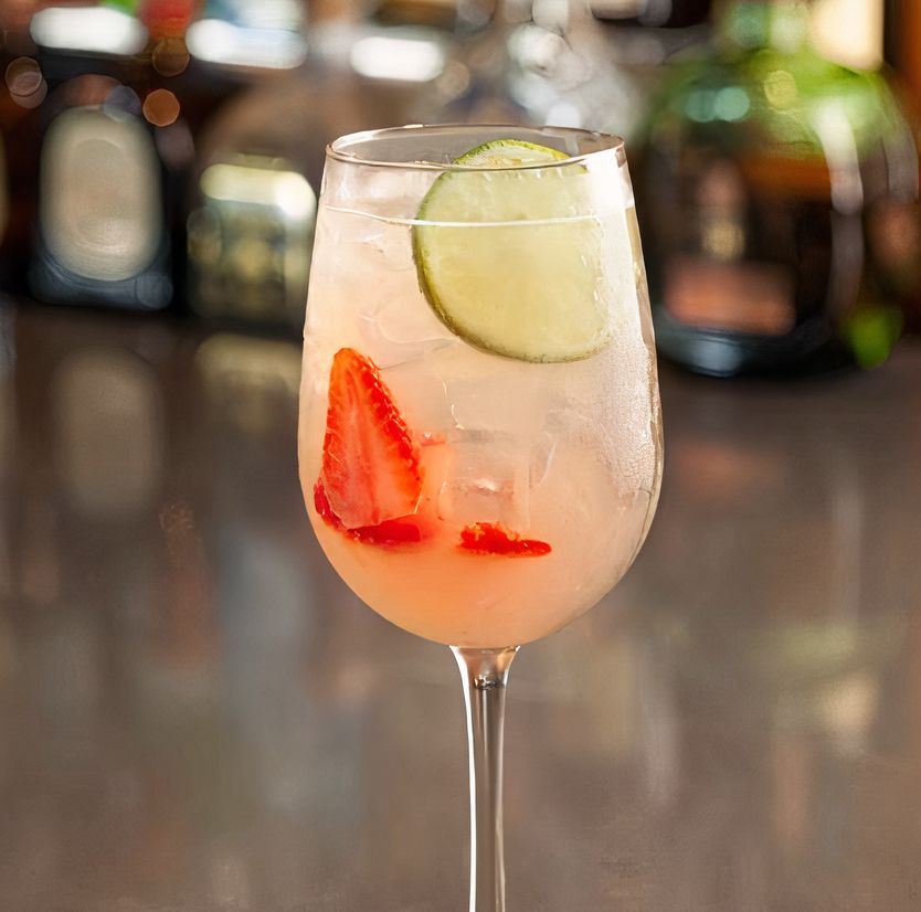 Cóctel Strawberry Basil Collins