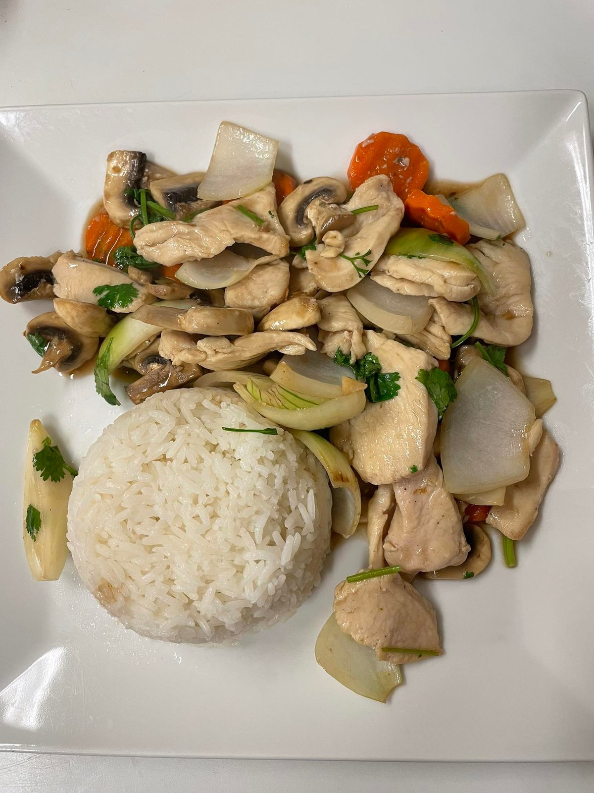 29. Gà Xào Nấm + Přílohy