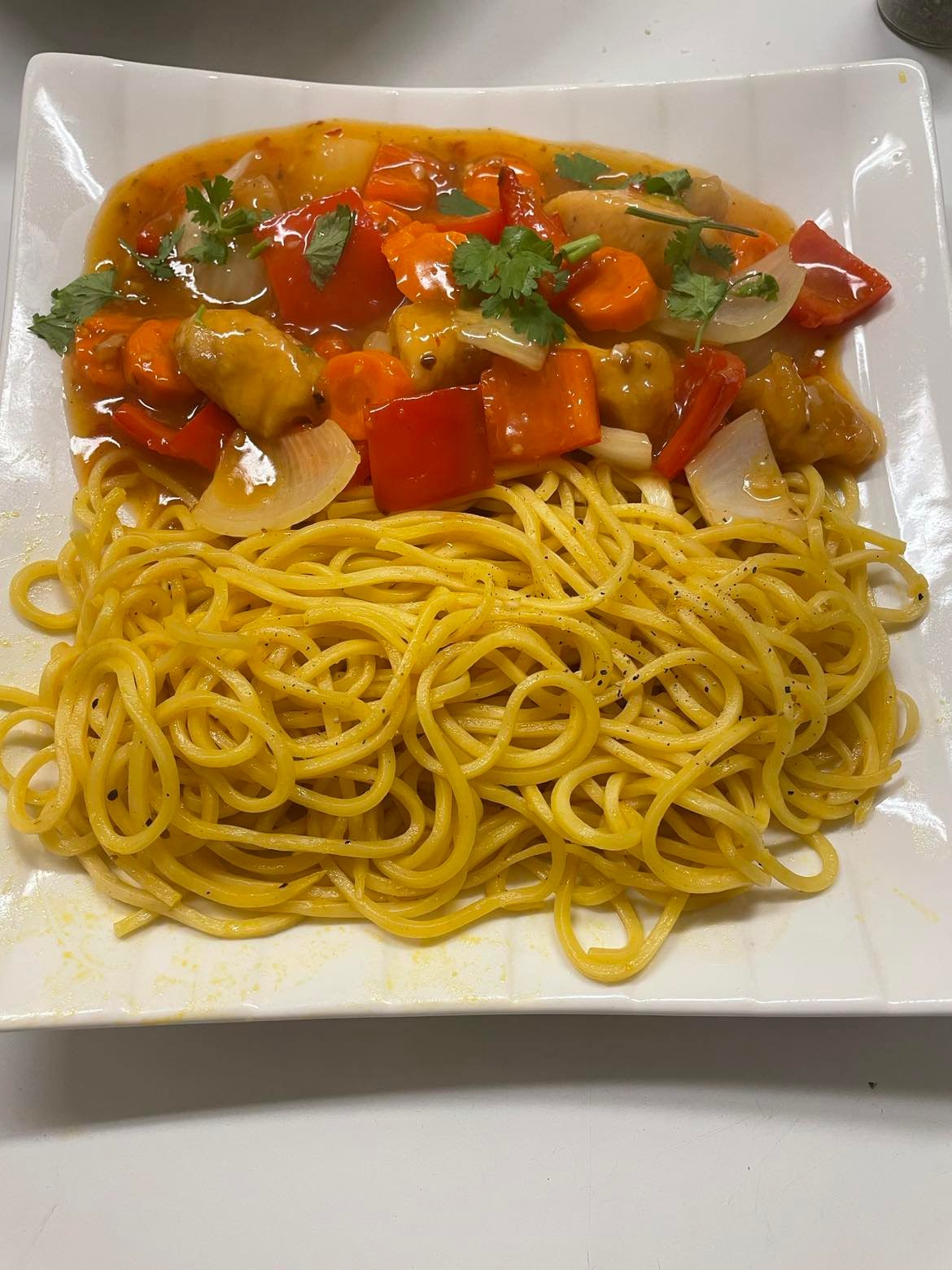 31. Gà Xào Sốt Chua Ngọt + Přílohy
