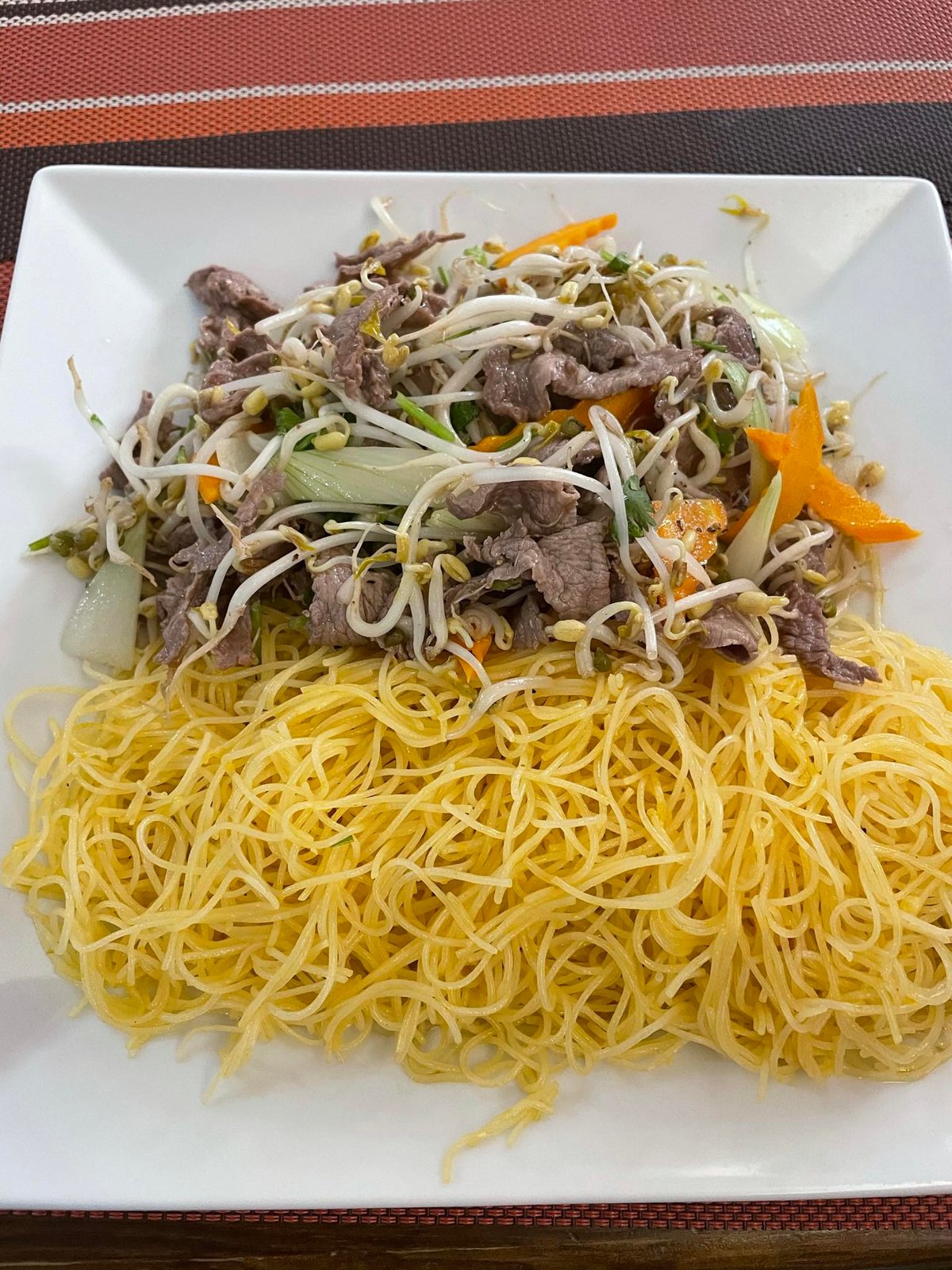 35. Bò Xào Giá Đỗ + Přílohy