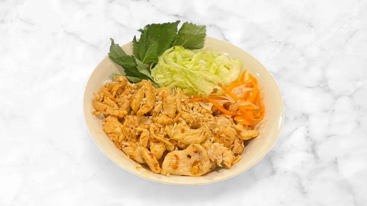 Bún gà xào