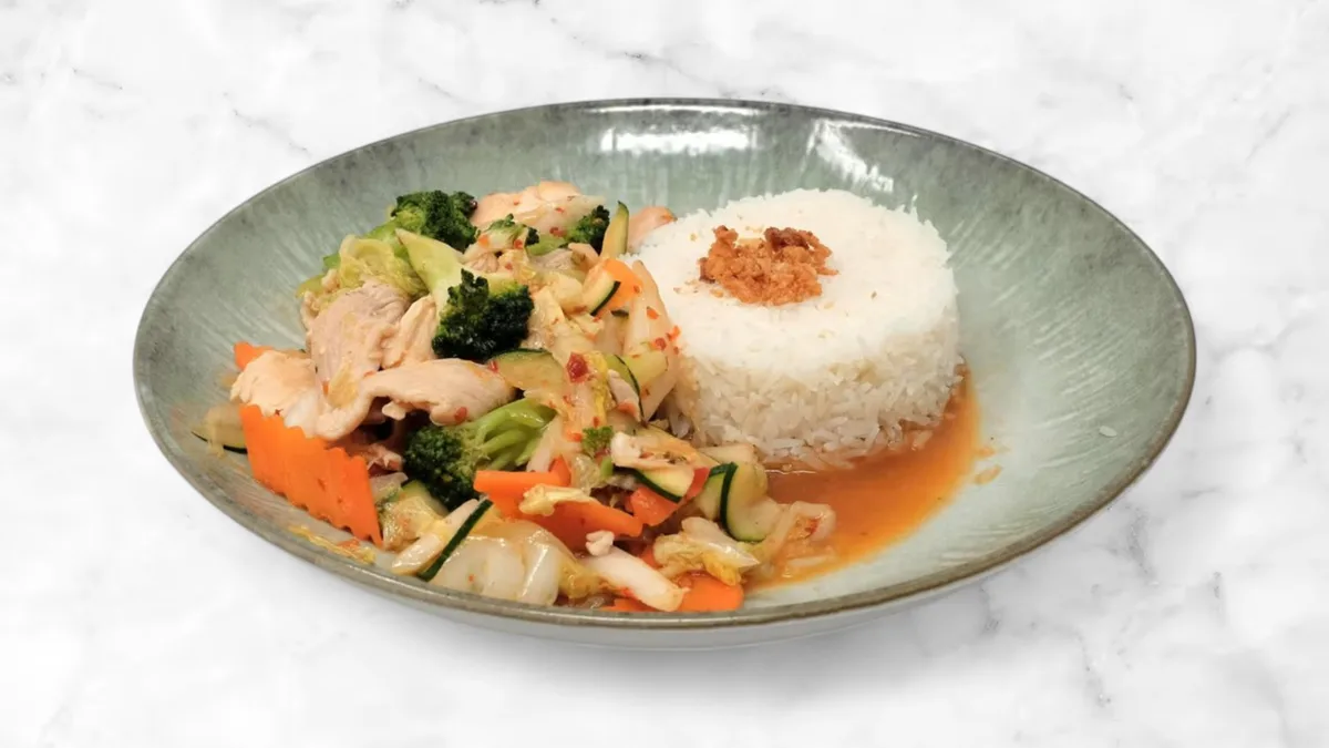 Cơm gà xào cay