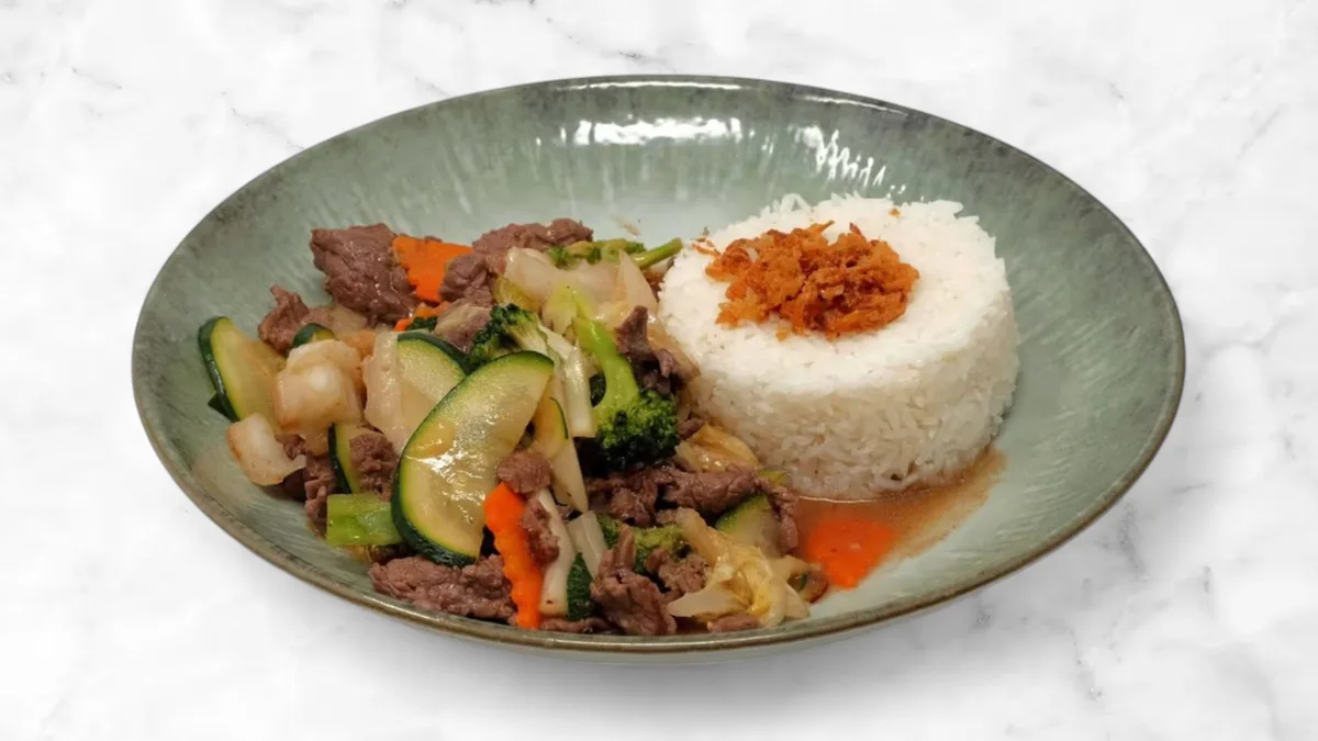 Cơm thịt bò xào rau củ