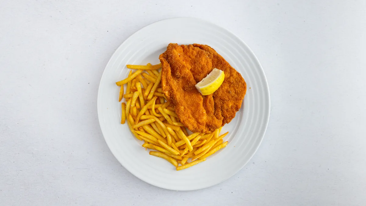 (45) Smažený kuřecí řízek s hranolky