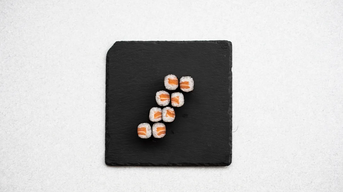 (s4) Salmon Maki