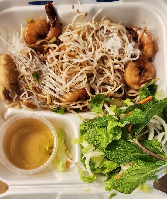 BUN-Grilled Shrimp and Fried Egg Rolls