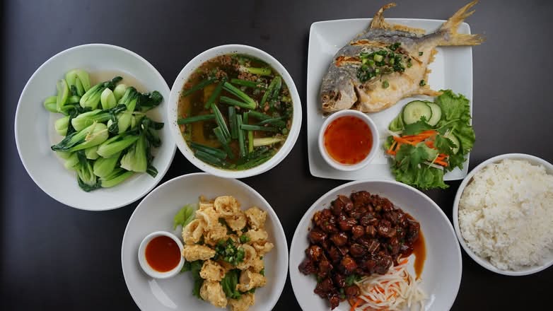 Combos 3 ( Deep Fried Fish, Bok Choy Tip,Fried Salted Calamari,Pork Ribs