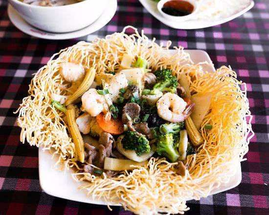 House Specialty of Shrimp, Calamari, Chicken and Pork w/Crispy noodle
