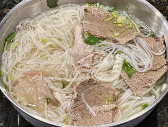 11. Pho Saigon Pearl Combination (Tái, Chín, Gân, Sách, Bò Viên)
