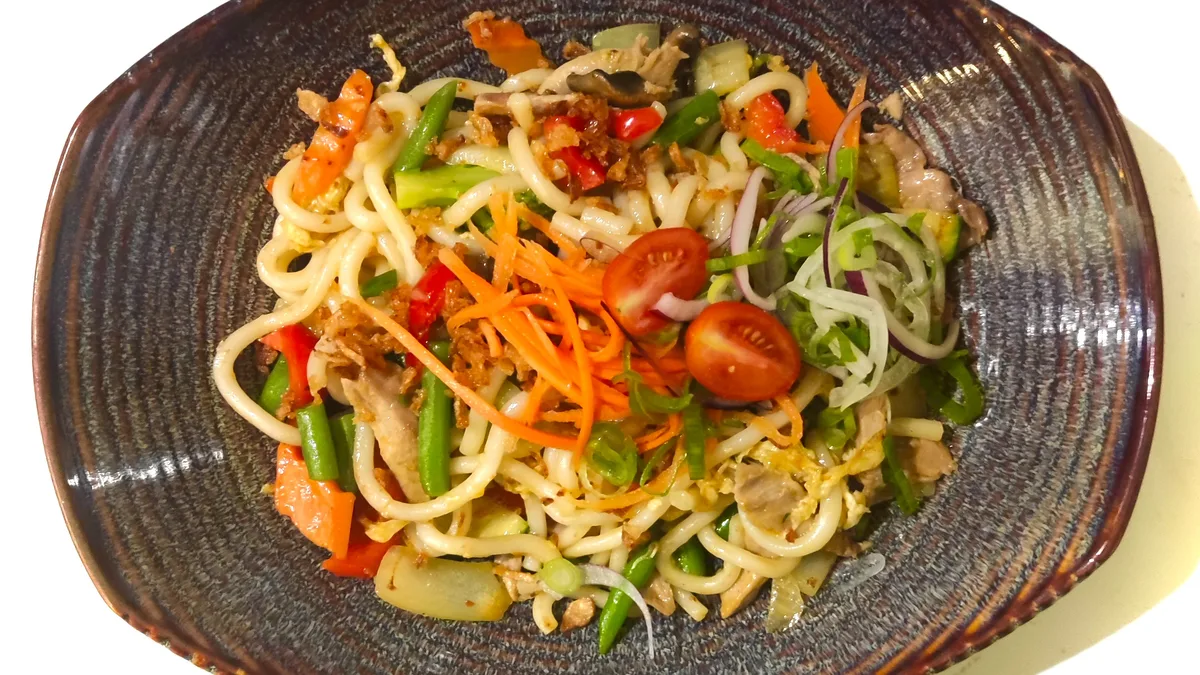 Opekané Udon vaječné rezance s ingrediencií podľa výberu