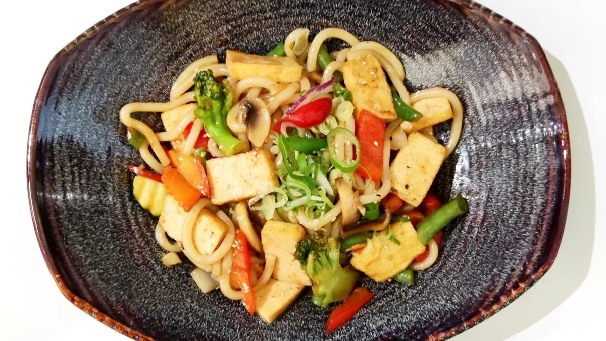 Vegetariánsky Udon s tofu a teriyaki omáčkou  (OBĽÚBENÉ)