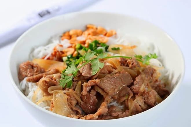 Vermicelli stir-fried beef  (Bun bo xao)