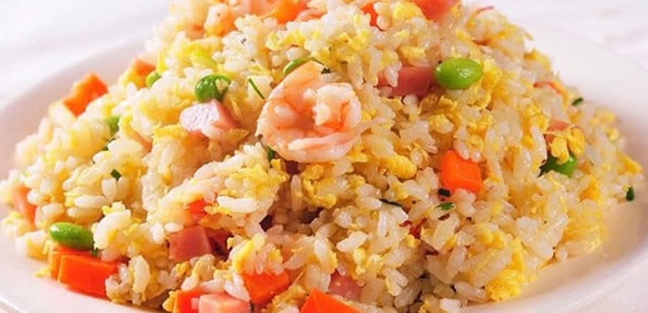 Vietnamese fried rice with shrimp (Com chien tom Viet Nam)