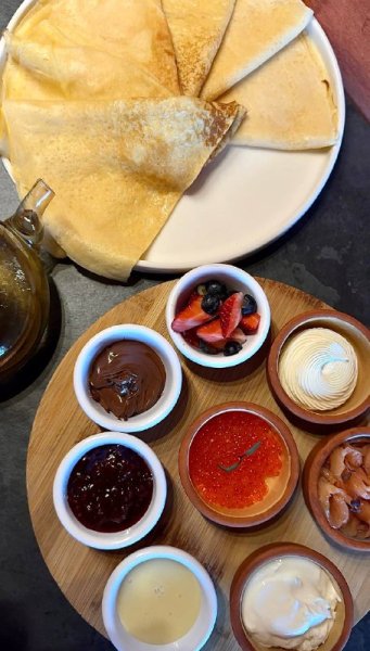 Set of 6 homemade crepes followed by 8 sides