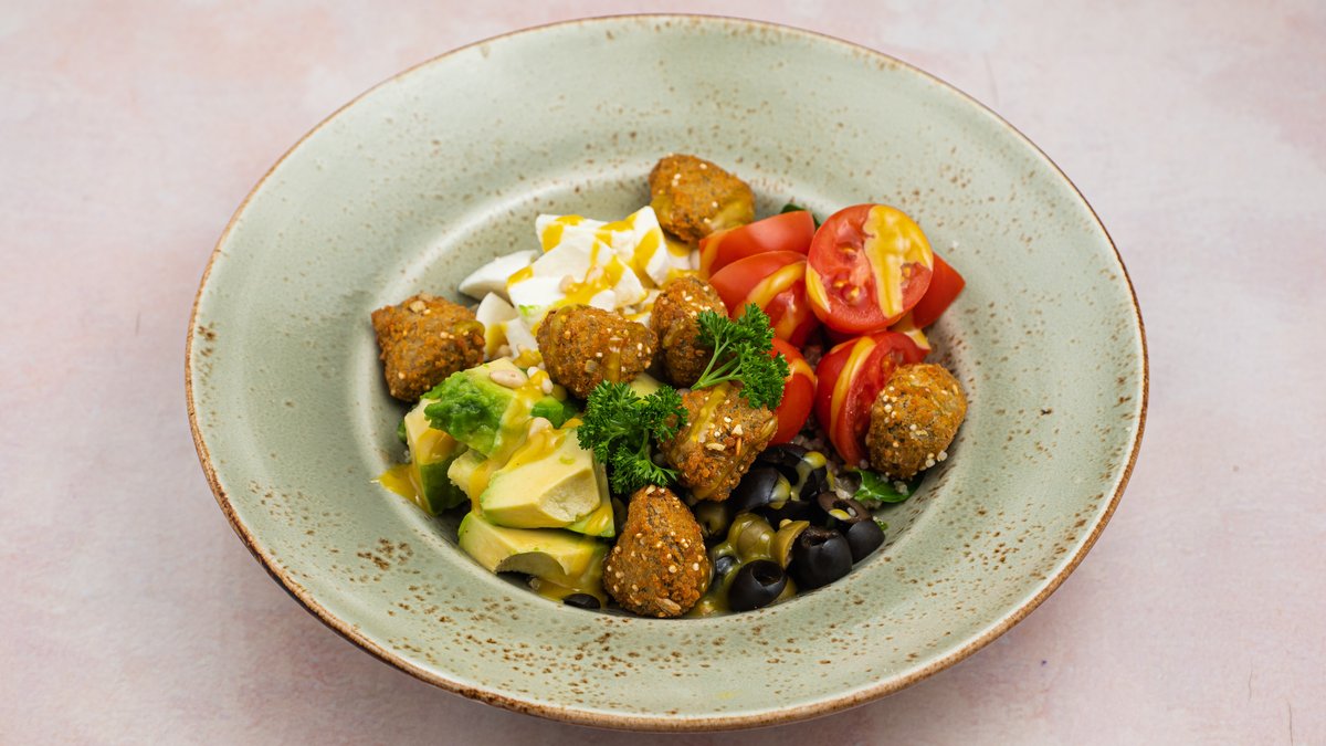 Falafe salata sa avokadom.kinoom i pinjolima