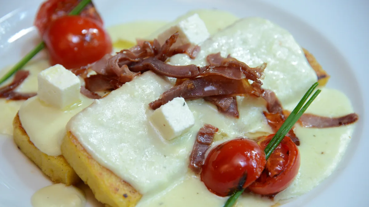 Grliovana palenta u feta sosu sa crispy pršutom