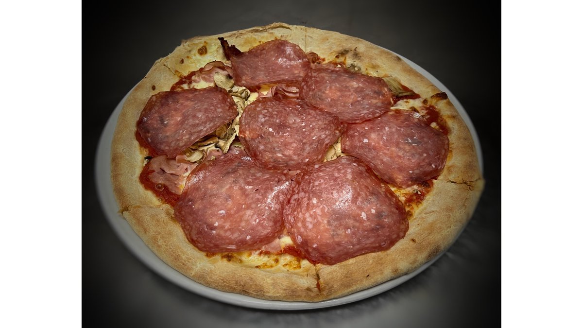 Pizza prosciutto funghi and salam Milano