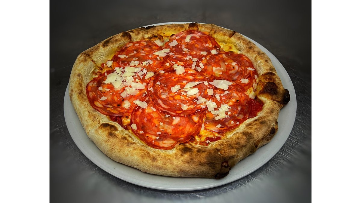 Pizza prosciutto funghi and salam picant
