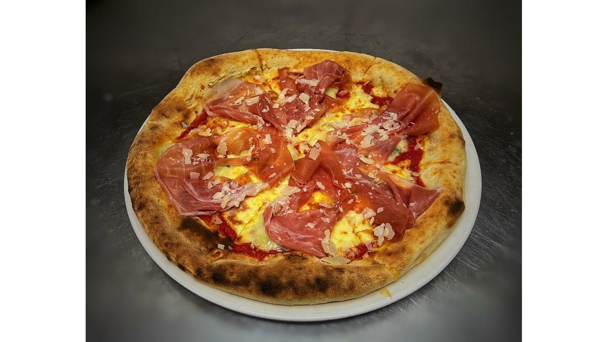 Pizza quattro formaggi and Crudo