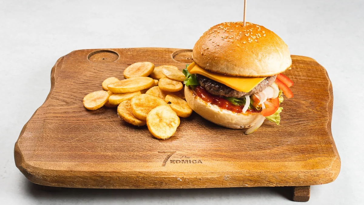7edmica burger s sirom