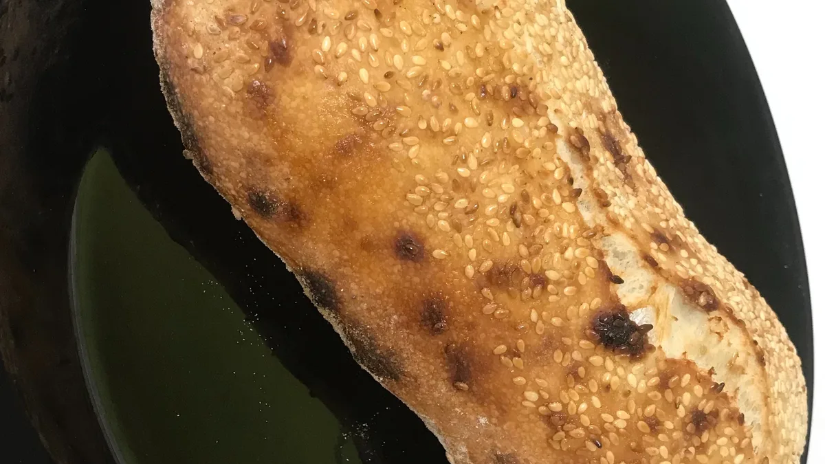 Vruća lepinja sa susamom
