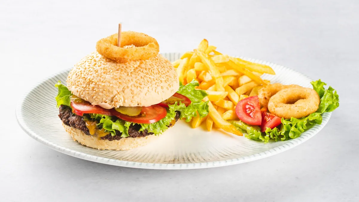 Klasik hamburger in pomfri