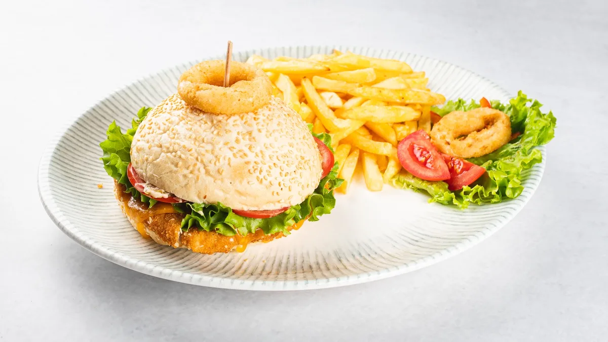 Piščančji hamburger in pomfri