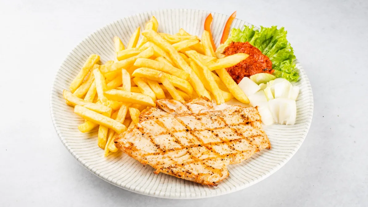 Piščančji zrezek na žaru s pomfrijem in ajvarjem