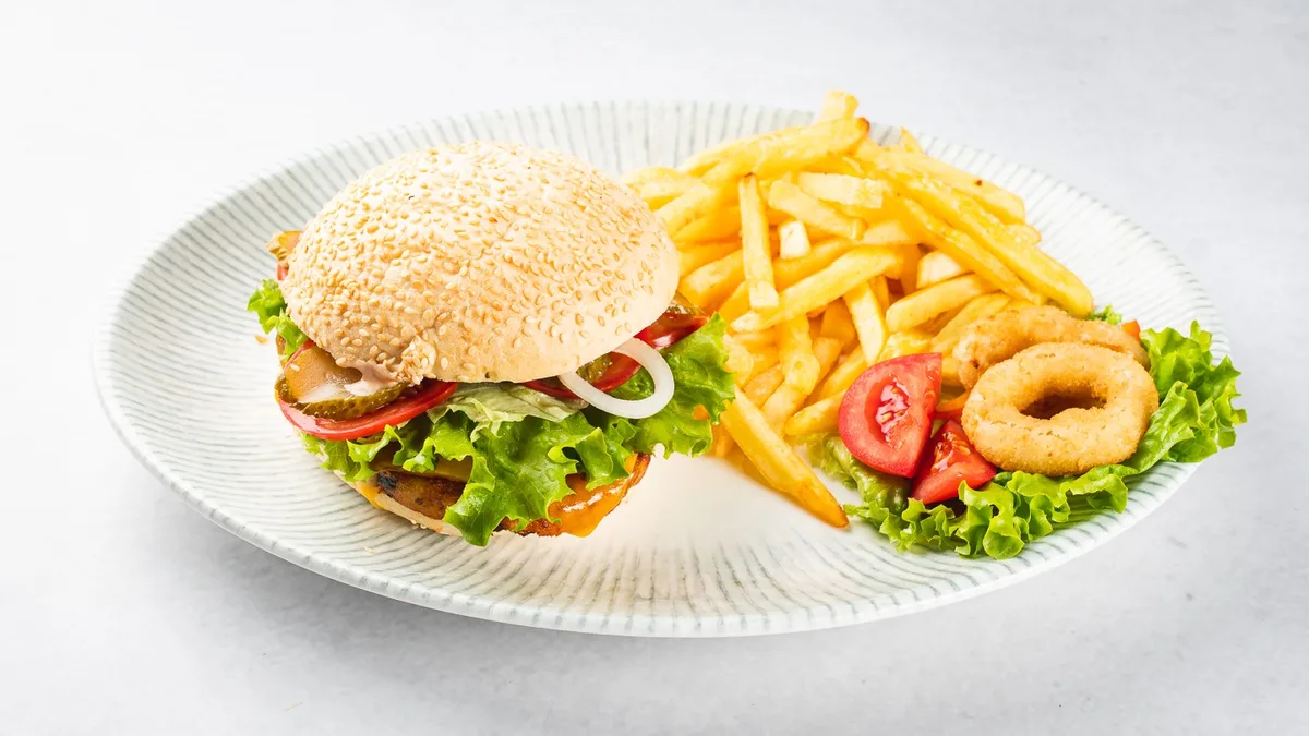 Vegi hamburger in pomfri