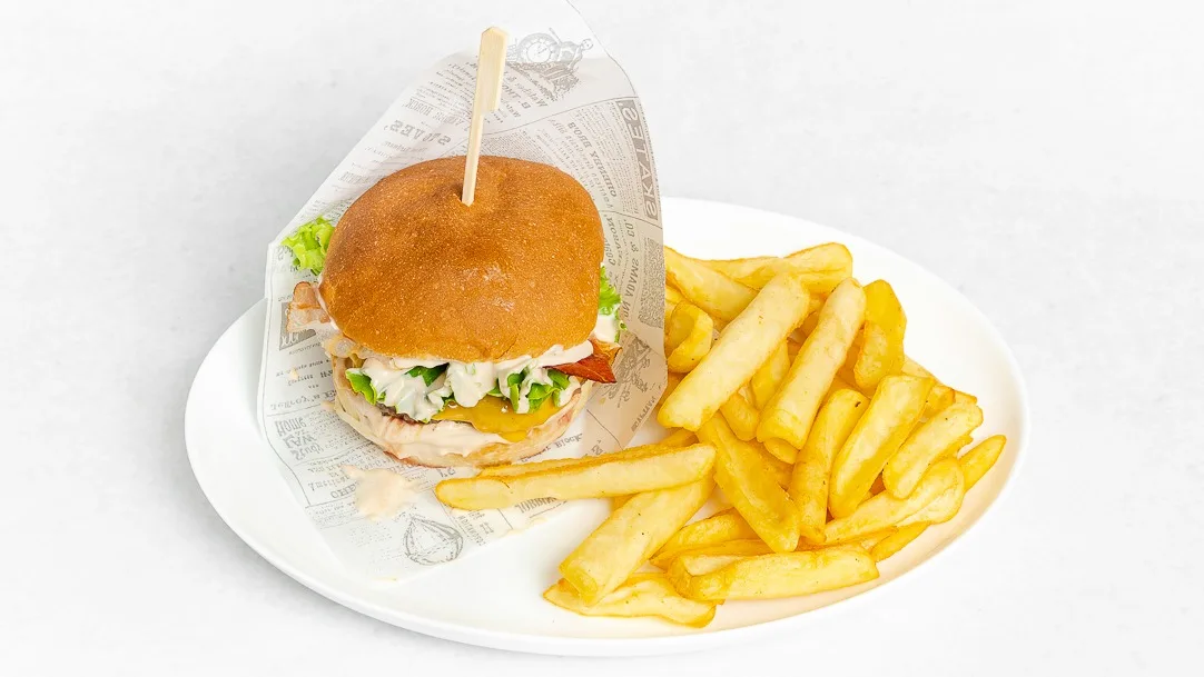 Klasik burger in pomfri