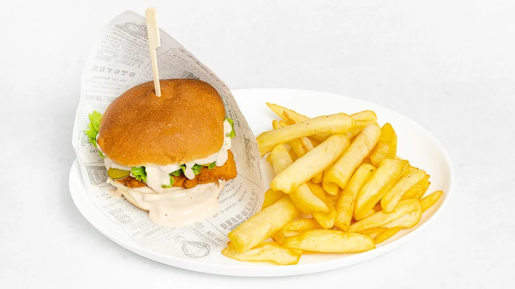 Piščančji burger in pomfri