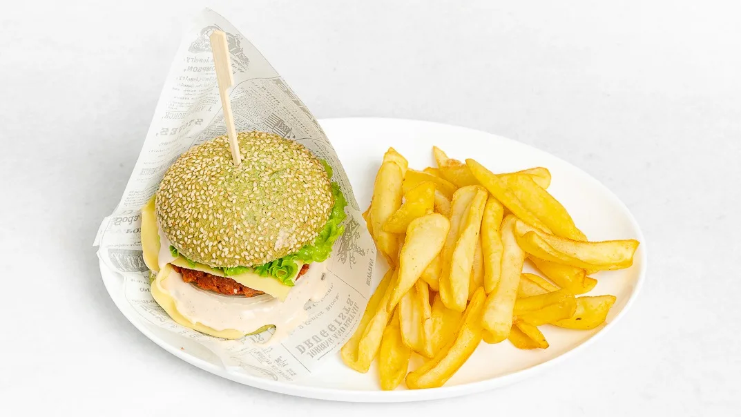 Veganski burger in pomfri