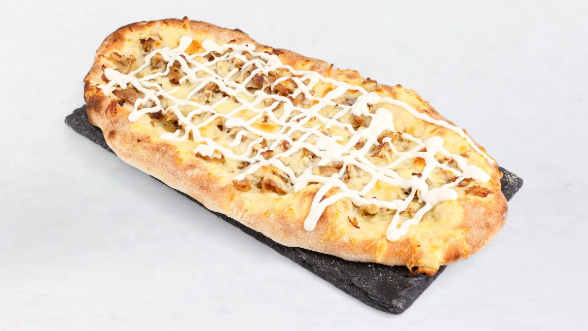 Hlebček s sirom in piščančjim kebab mesom in kebab omako