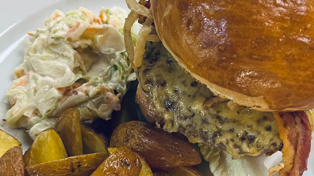 Bistro burger, sült burgonya