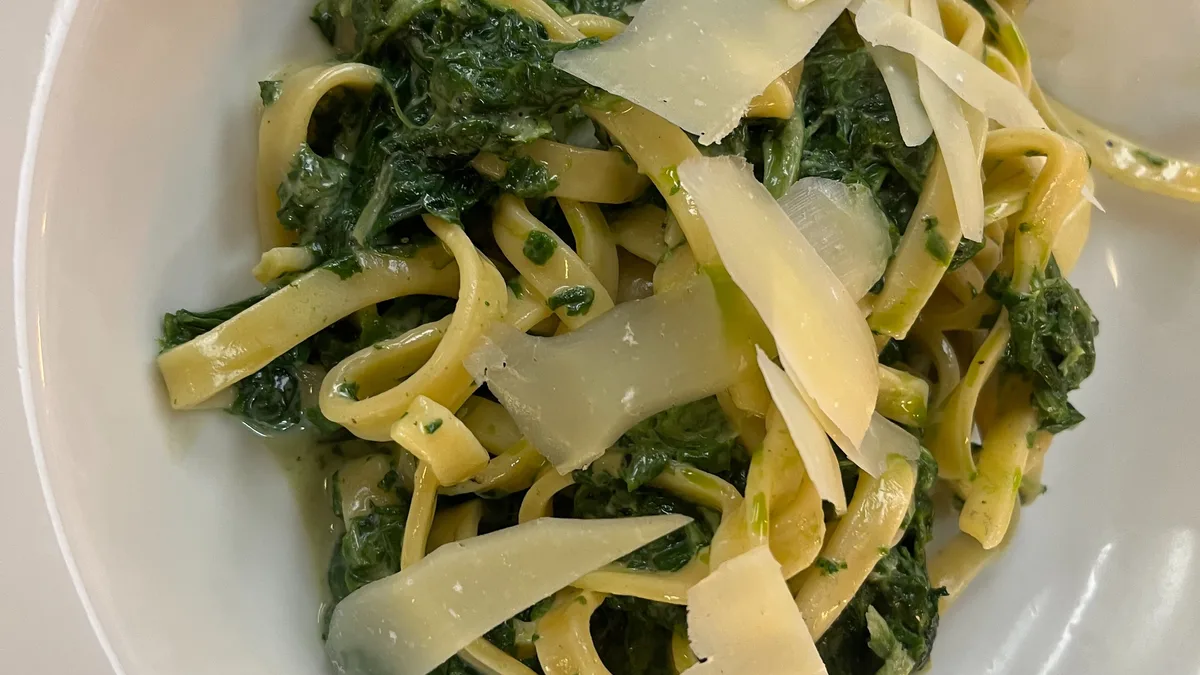 Tejszínes parajos tészta, parmezán (szezonális)