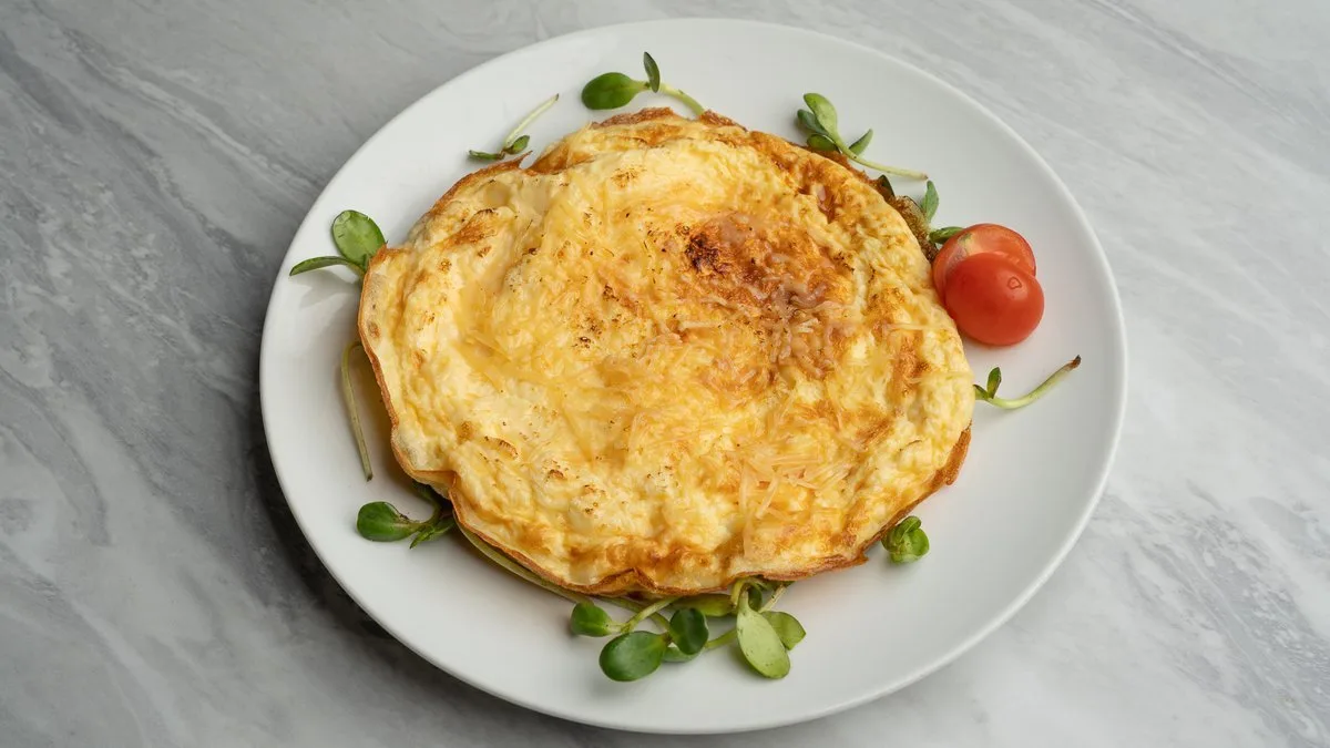 Omlet z żółtym serem