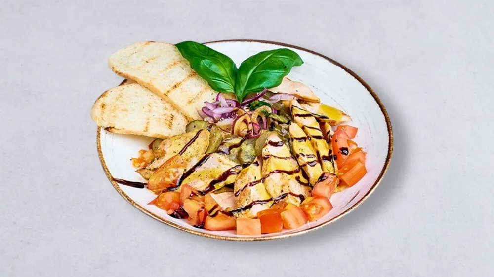 Sałatka z Kurczakiem w Zielonym Pesto